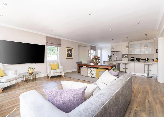 4 Bedroom Haven In Chelsea Village