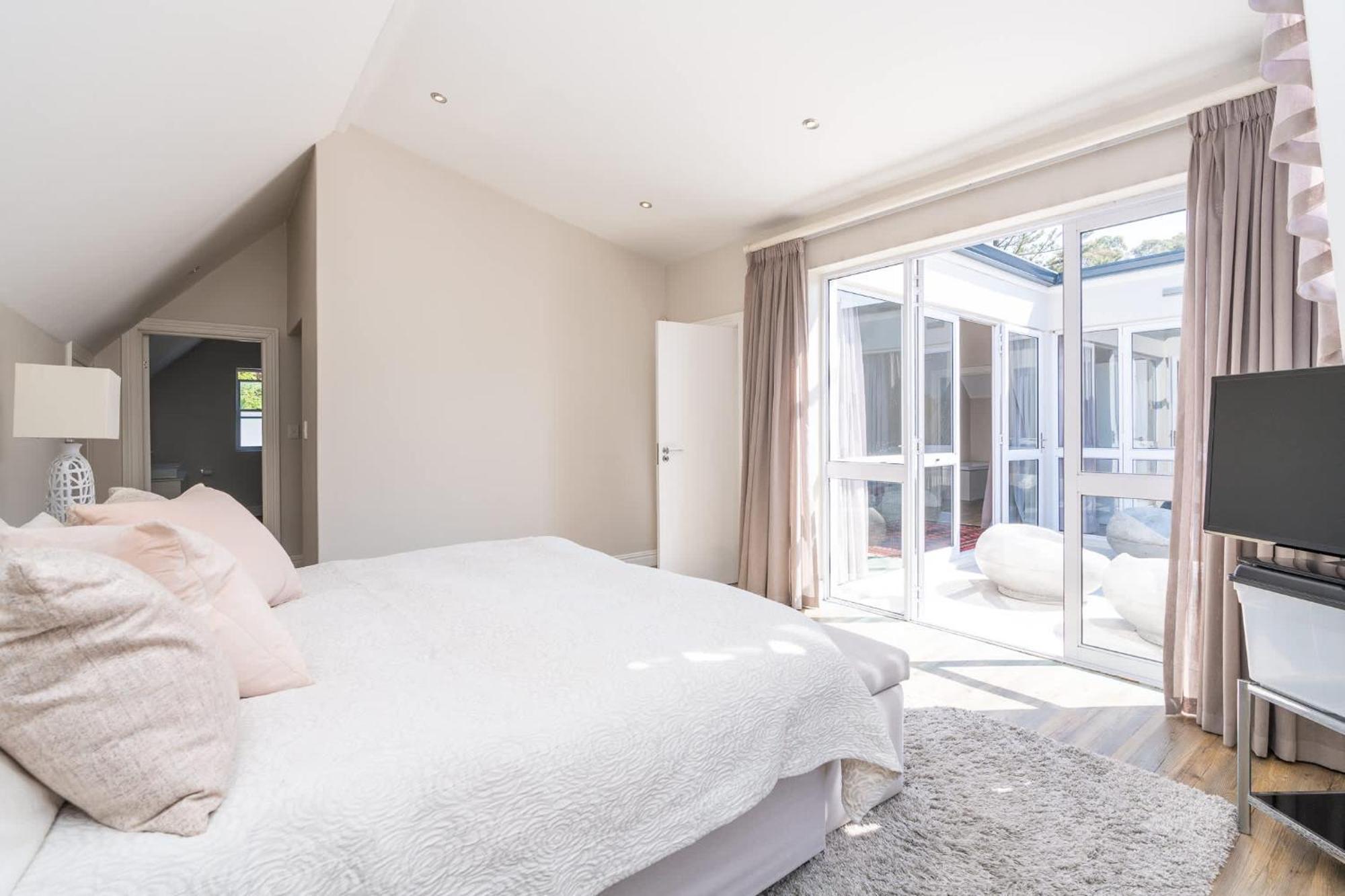 4 Bedroom Haven In Chelsea Village *