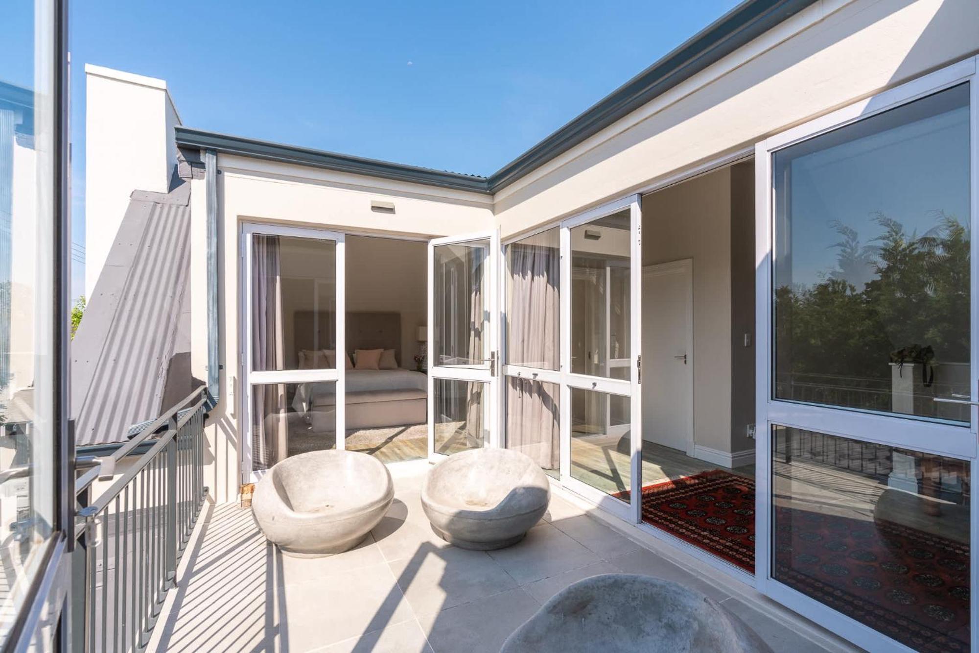 4 Bedroom Haven In Chelsea Village