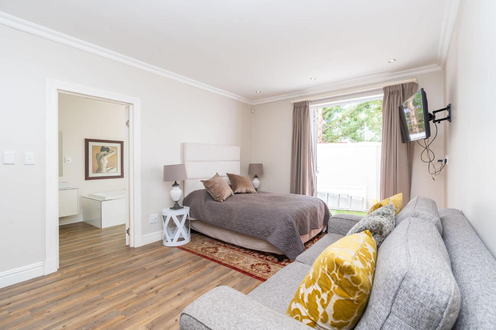 4 Bedroom Haven In Chelsea Village *