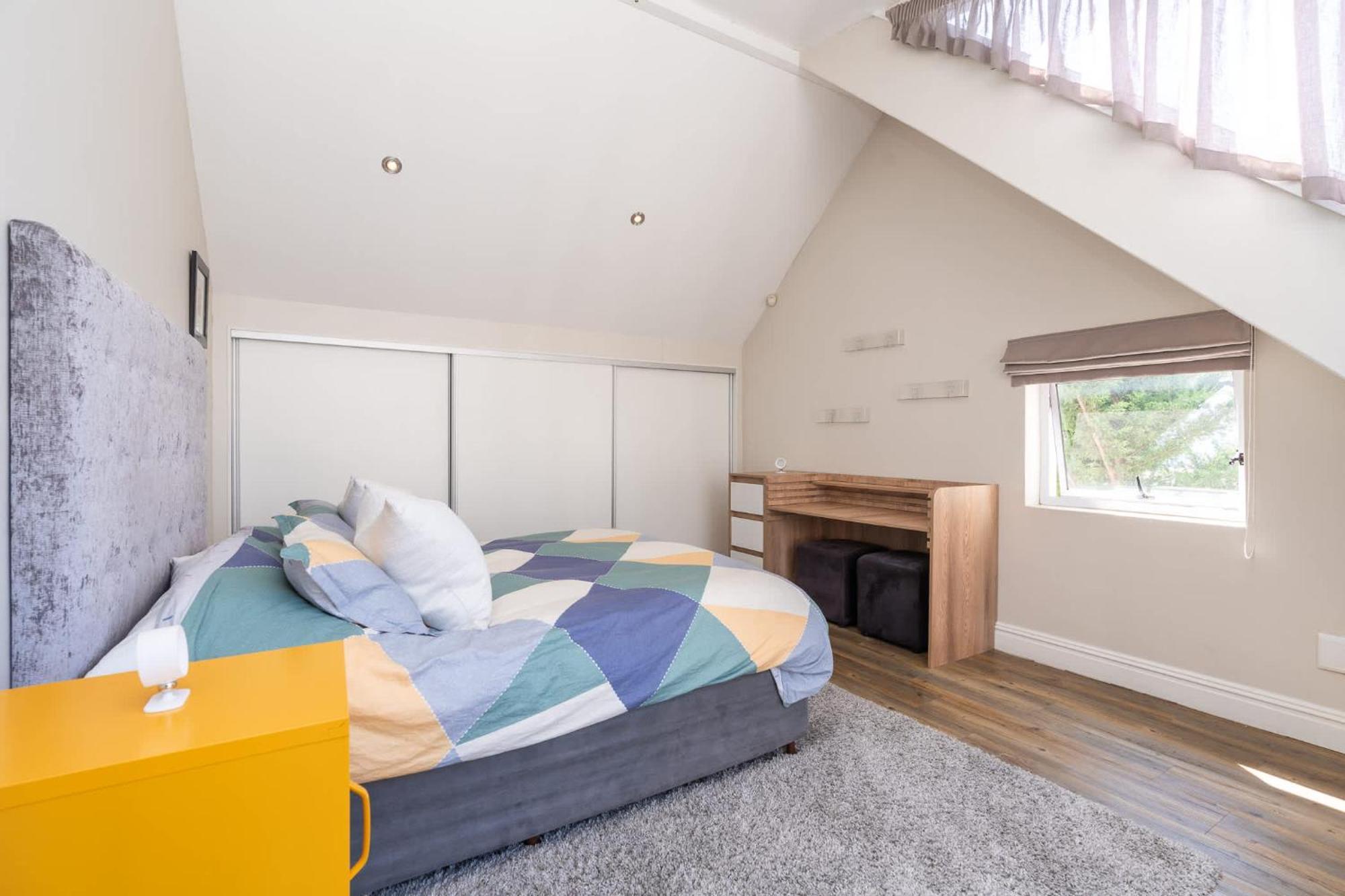 4 Bedroom Haven In Chelsea Village Holiday home