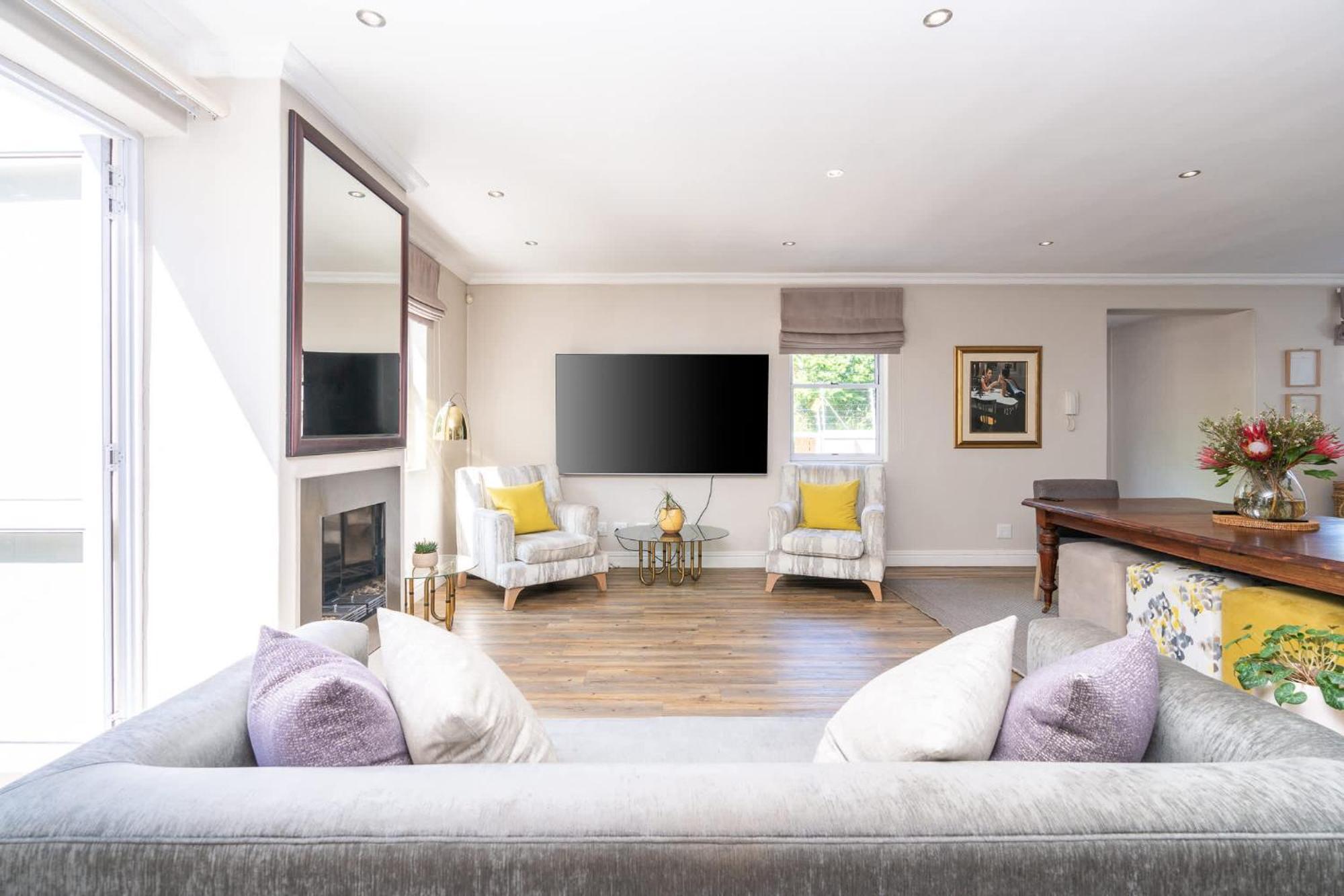 4 Bedroom Haven In Chelsea Village Holiday home